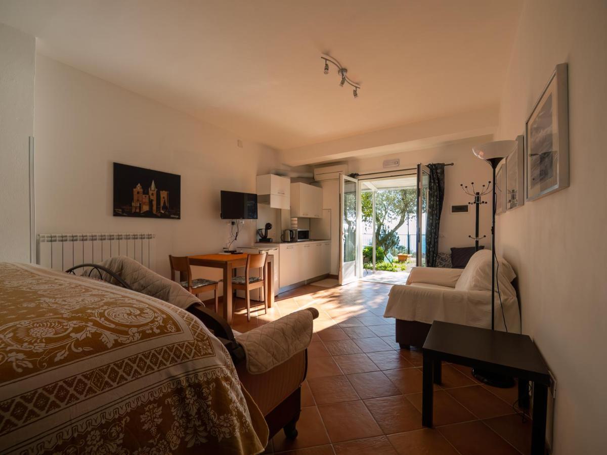 Bed and Breakfast Tra Gli Ulivi Пьетра-Лигуре Экстерьер фото