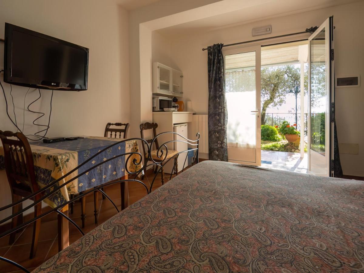 Bed and Breakfast Tra Gli Ulivi Пьетра-Лигуре Экстерьер фото