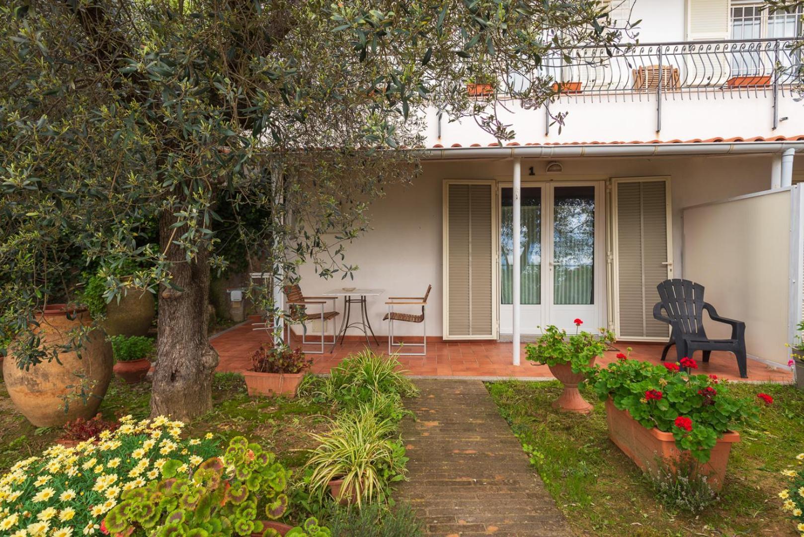 Bed and Breakfast Tra Gli Ulivi Пьетра-Лигуре Экстерьер фото