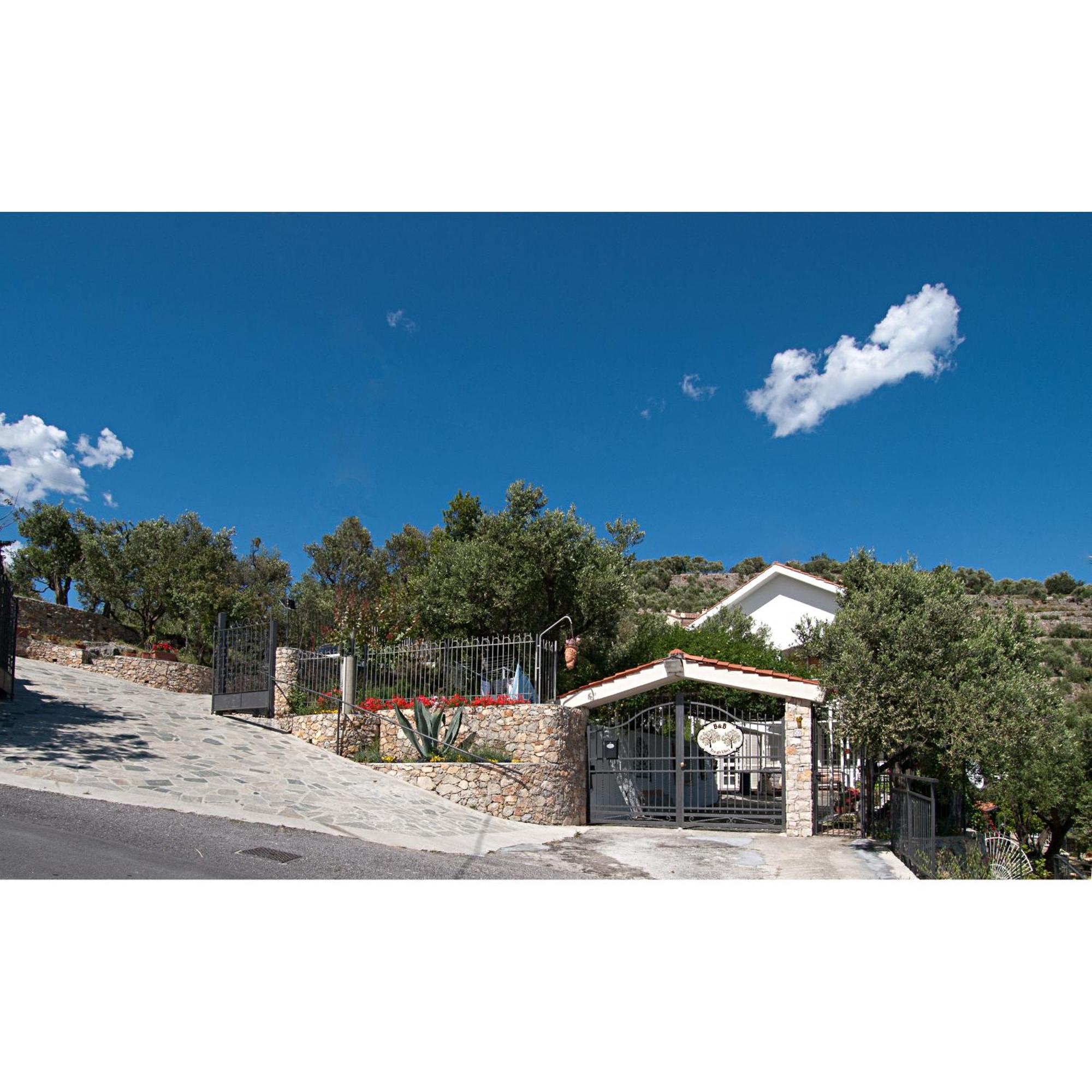 Bed and Breakfast Tra Gli Ulivi Пьетра-Лигуре Экстерьер фото