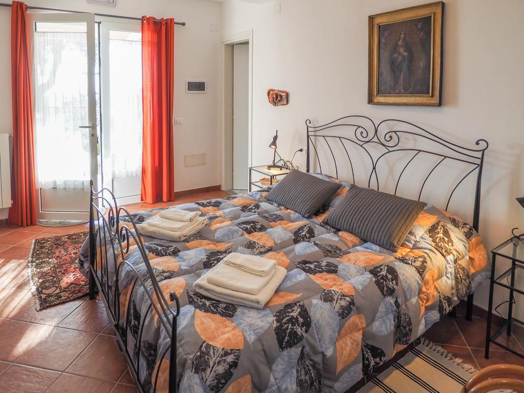 Bed and Breakfast Tra Gli Ulivi Пьетра-Лигуре Экстерьер фото